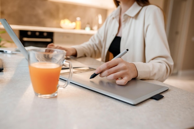 Osoba pisząca wiadomość